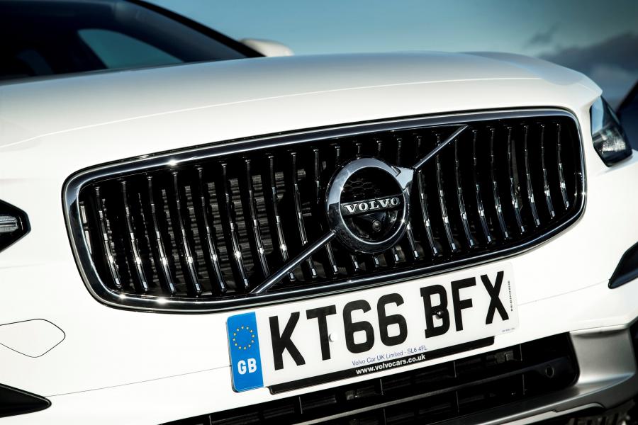 Логотип Volvo V90 D4 Cross Country 2017 года  (UK) (фото 37 из 40)